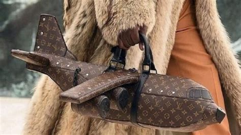 borsa a forma di aereo di louis vuitton|Louis Vuitton, tutti pazzi per la nuova borsa formato aereo: costa .